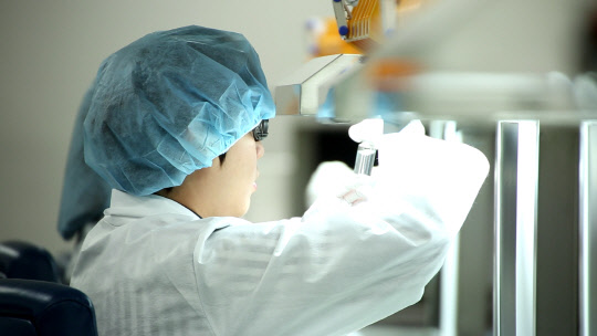 삼성바이오로직스 직원이 완제 의약품 이물질 검사를 하고 있다.<삼성바이오로직스 제공>